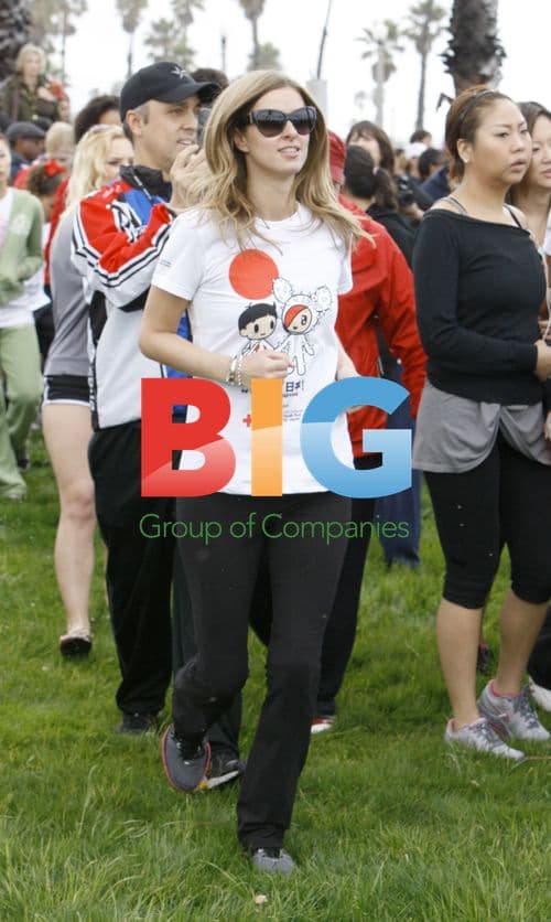 Nicky & Paris Hilton Run for Japan