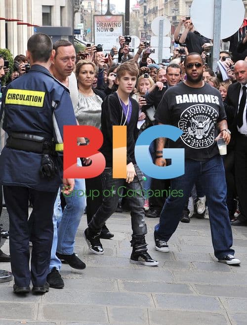 Justin Bieber Leaving Hotel for Paris Concert