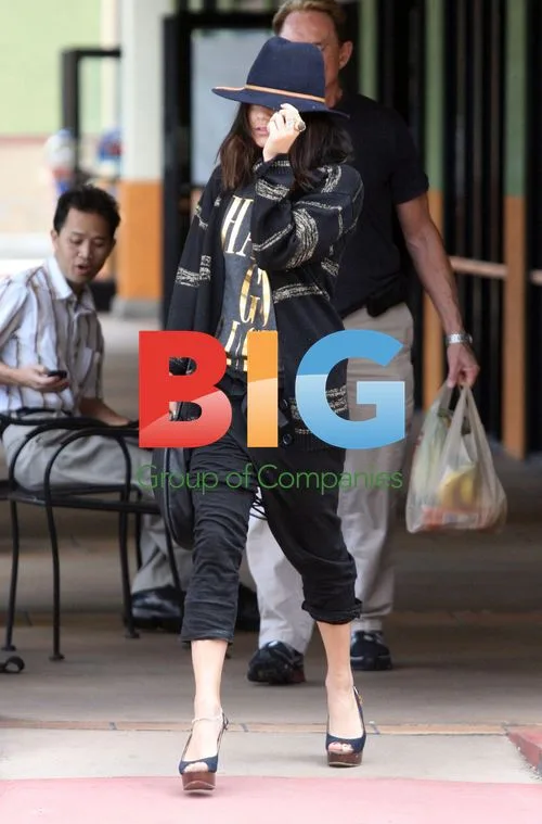 Vanessa Hudgens leaves beauty salon