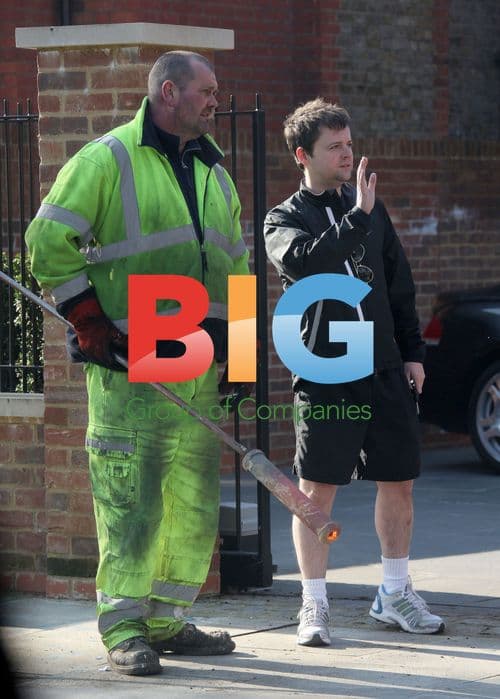 Declan Donnelly supervises removal of yellow lines