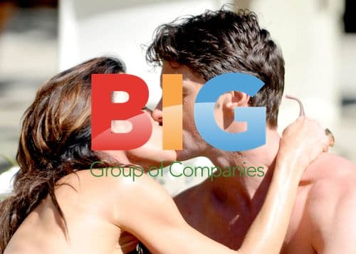 Janice Dickinson with British Sergeant in Malibu