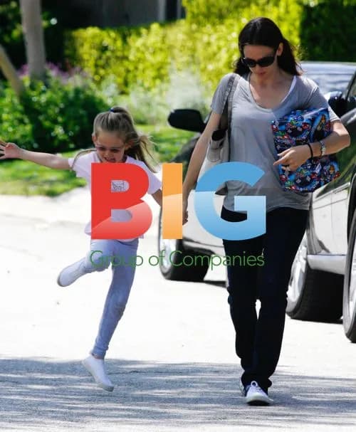 Jennifer Garner with daughters at Mother's Day party