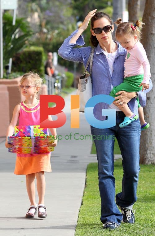 Jennifer Garner with Daughters in Santa Monica