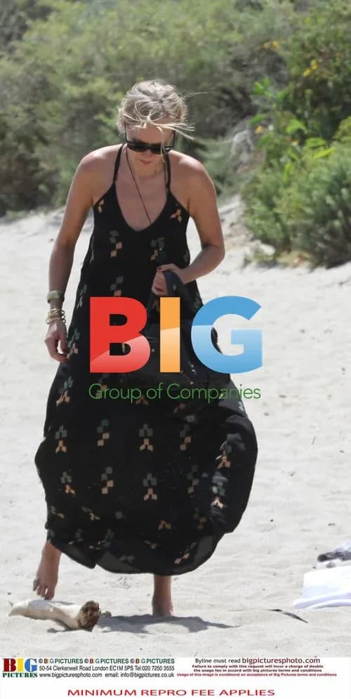 Kimberly Stewart at the Beach with Rod Stewart
