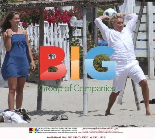 Kimberly Stewart and Rod Stewart at Beach