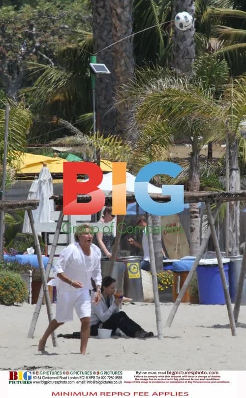 Kimberly Stewart at the Beach with Rod Stewart