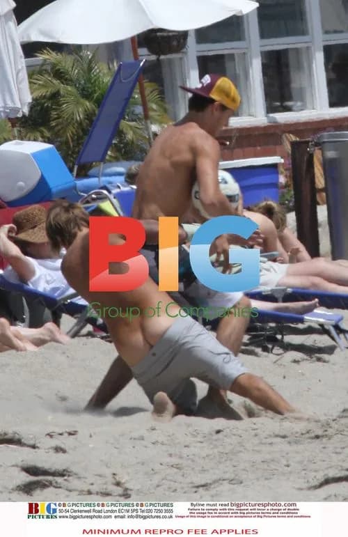 Kimberly Stewart and Rod Stewart at the Beach