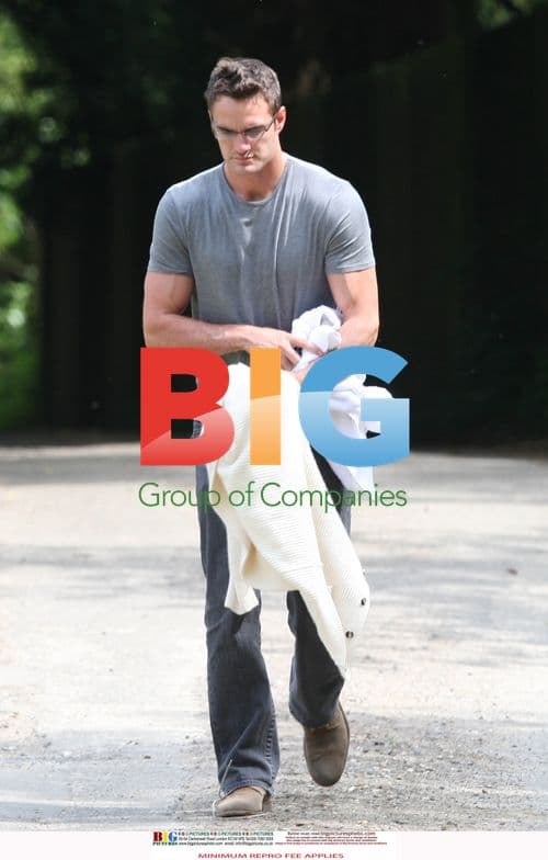 Kelly Brook\'s boyfriend Thom Evans arrives home upset