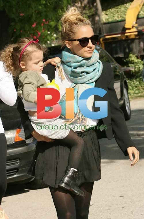 Nicole Richie with kids at party