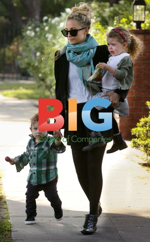 Nicole Richie takes kids to party