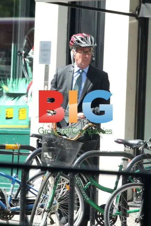 Jeremy Paxman struggles with flat tyre