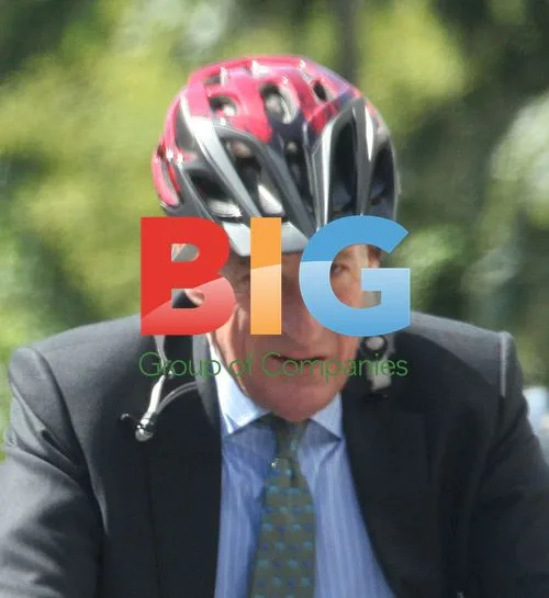 Jeremy Paxman Struggles with Flat Tire