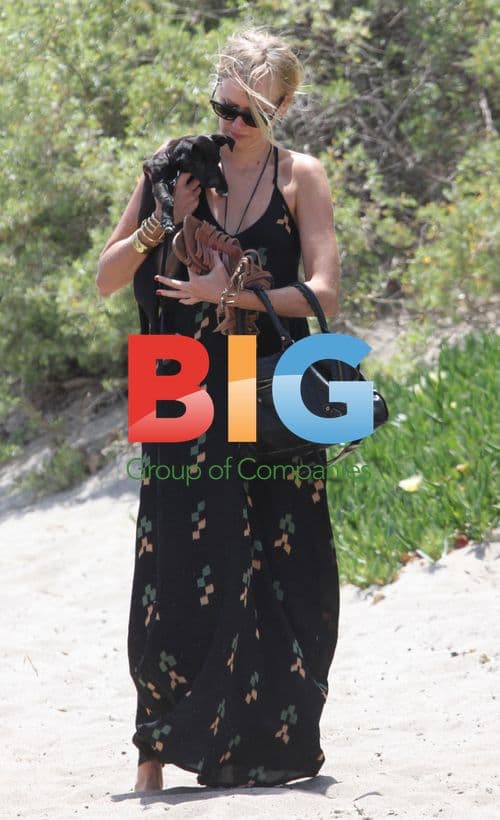 Kimberly Stewart Enjoys Beach Day with Dad Rod