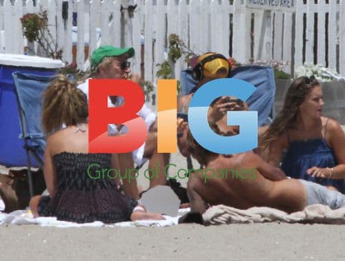 Kimberly Stewart at the Beach with Rod Stewart