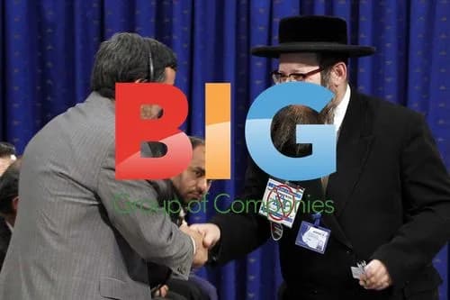Ahmadinejad Shakes Hands With Anti-Zionist Rabbi