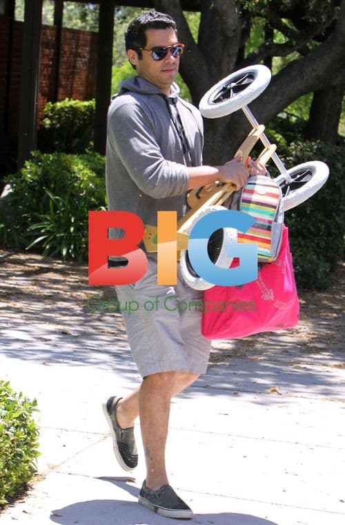 Jessica Alba with daughter at park