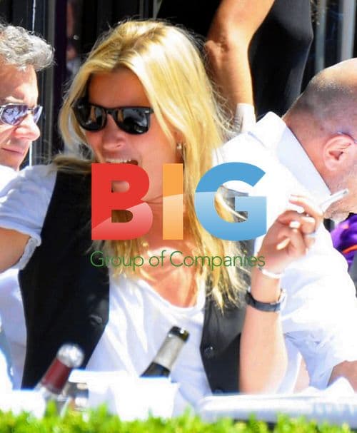 Kate Moss enjoys lunch in Paris