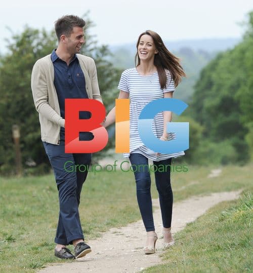 Nicola Tappenden and Simon Walton Share Kiss