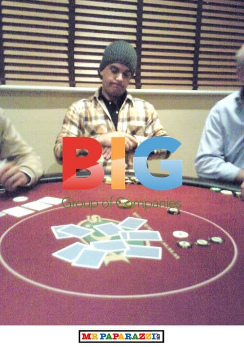 Robbie Williams Enjoys Poker Night