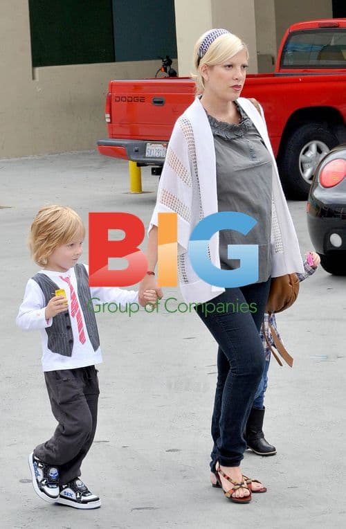 Tori Spelling with Kids at Topanga Mall