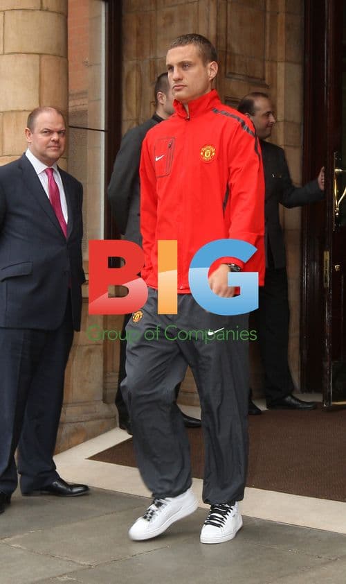 Manchester United players leave hotel in London