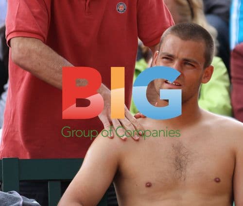 Russian Mikhail Youzhny receives medical assist