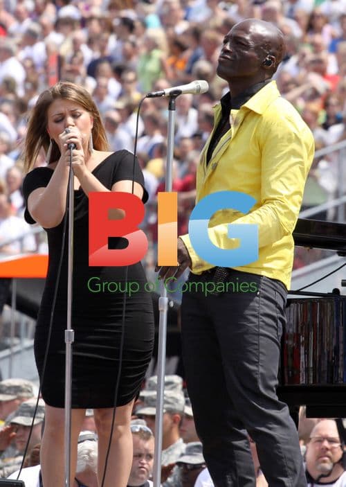 Kelly Clarkson and Seal perform National Anthem