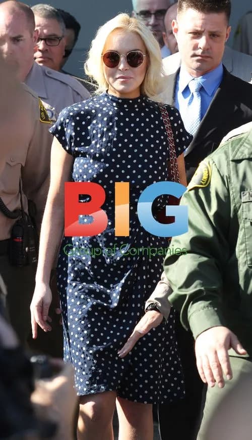 Lindsay Lohan Exits LA Courthouse
