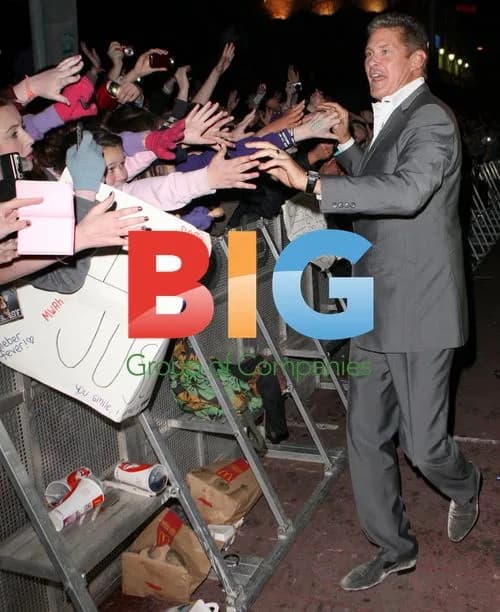 Bieber, Gomez, and Hasselhoff Arrive at MTV Awards