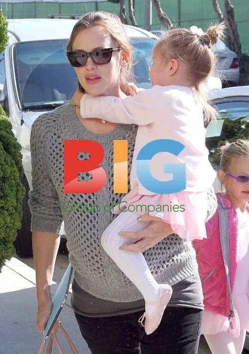 Jennifer Garner and Daughters Out in Santa Monica