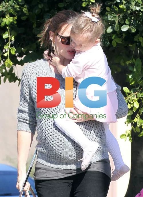 Jennifer Garner with daughters in Santa Monica