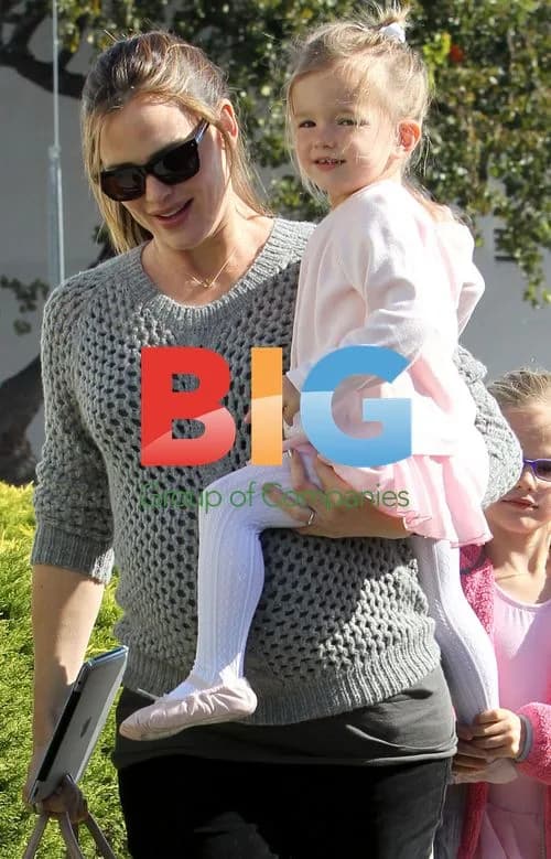 Jennifer Garner with Daughters in Santa Monica