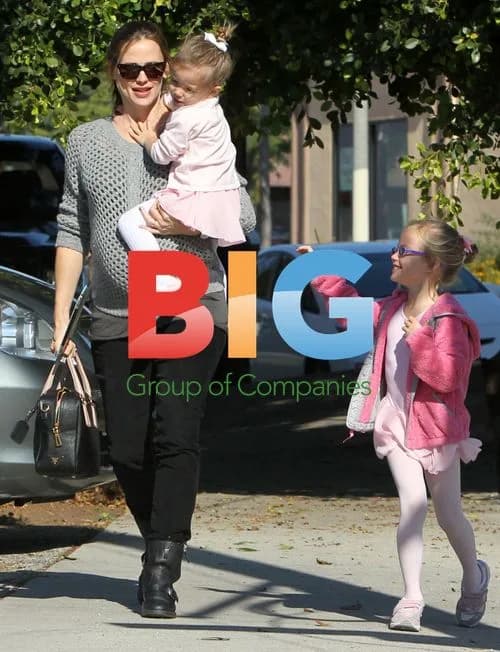 Jennifer Garner with Daughters in Santa Monica