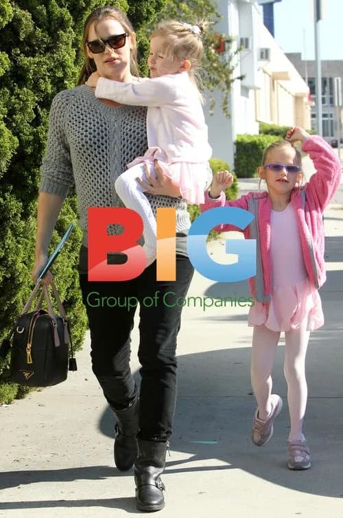 Jennifer Garner With Daughters