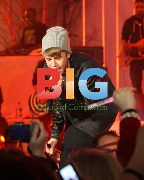 Justin Bieber Turns on Christmas Lights