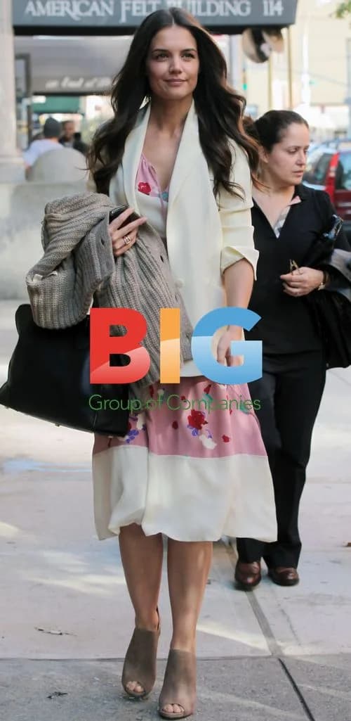 Katie Holmes Grabs Coffee in NYC