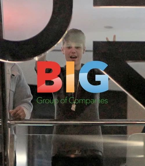 Justin Bieber Waves at Hotel in Madrid