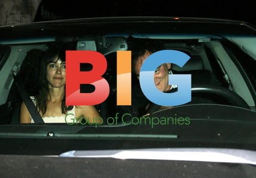 Quentin Tarantino escorting woman out of restaurant