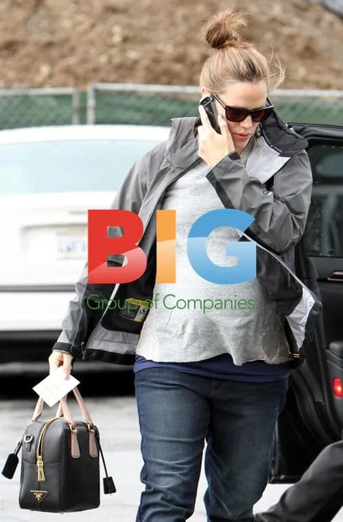 Jennifer Garner Runs Errands in L.A.
