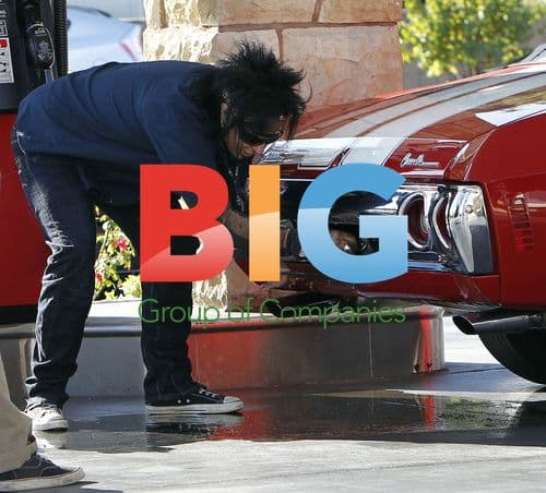 Nikki Sixx Experiences Car Trouble