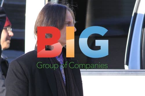 Robert Carlyle on set of "Once Upon a Time"