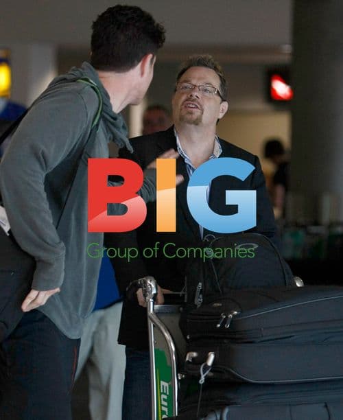 Eddie Izzard Arrives in Perth