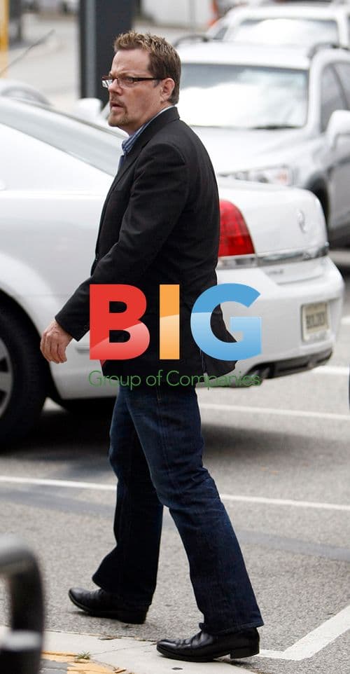 Eddie Izzard Arrives in Perth Airport