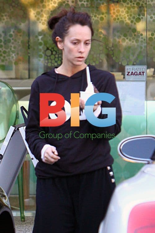 Jennifer Love Hewitt at Pinkberry