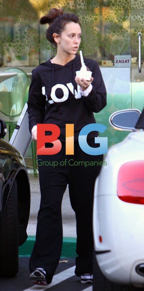 Jennifer Love Hewitt at Pinkberry