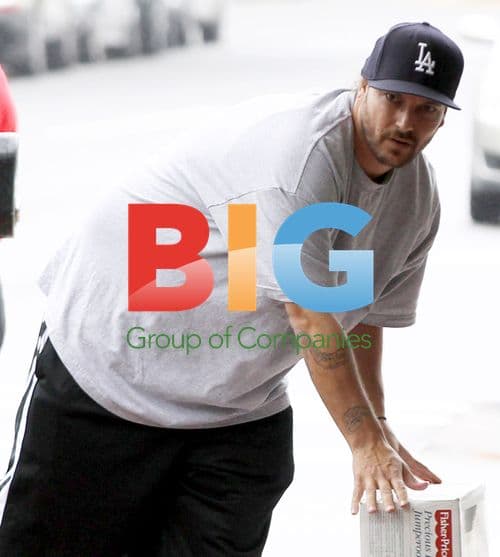 Kevin Federline and family shopping for baby toys