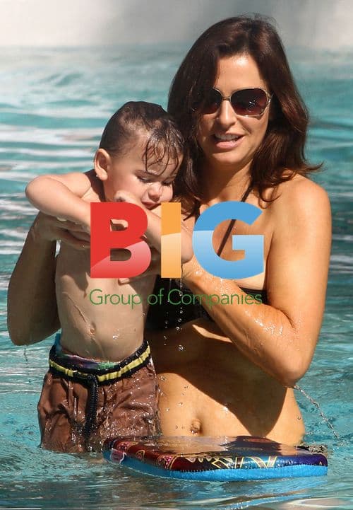 Ingrid Vandebosch & Kids at Pool