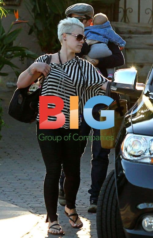 Pink and daughter Willow leave restaurant