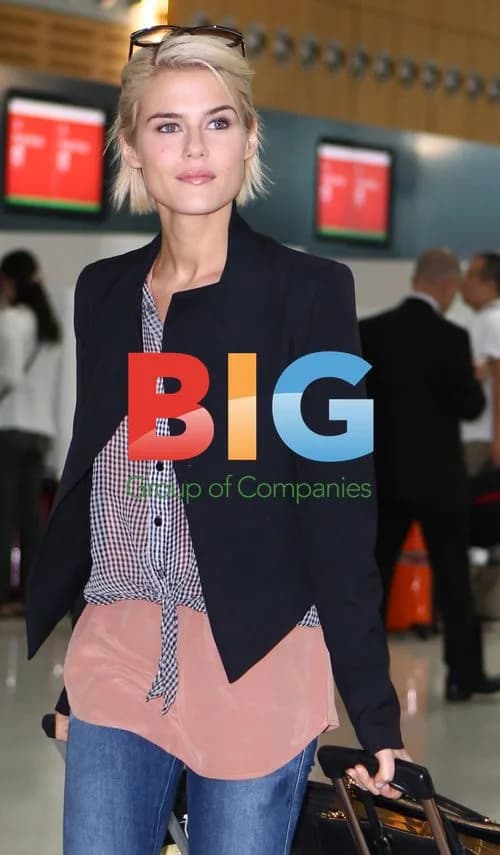 Rachael Taylor and Josh Lawson at Sydney Airport