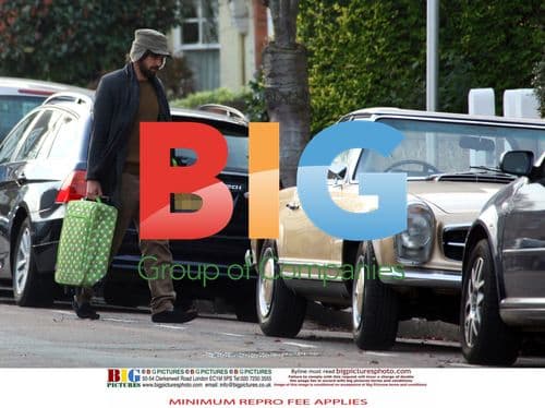 Jason Orange and Catherine Tate pack up car